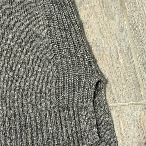 LIKE NEW! Women's Auden Gray V-Neck Sweater - XS - Picture 7 of 12